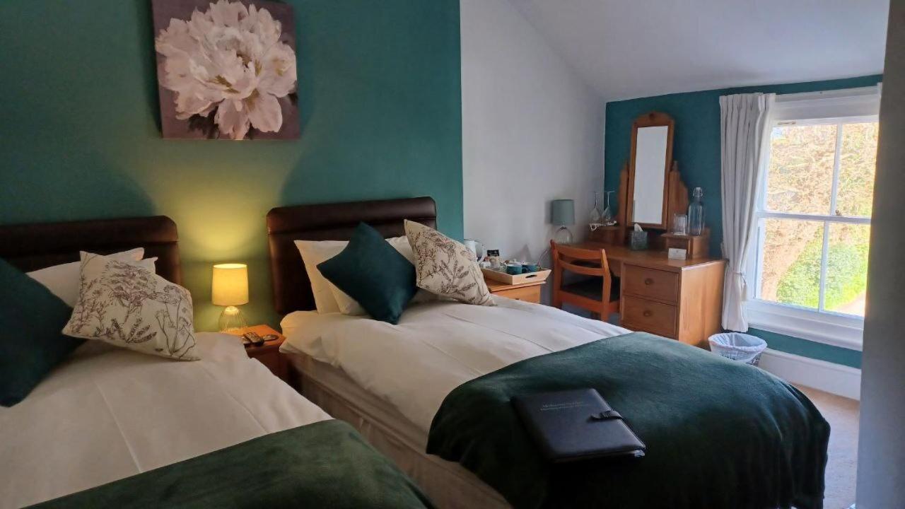 Glan Heulog Hotel Конуи Стая снимка