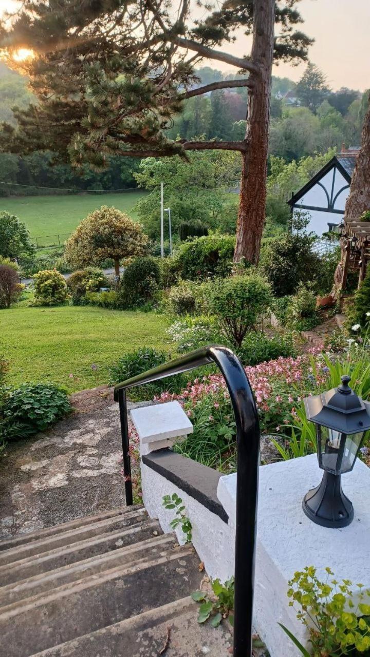 Glan Heulog Hotel Конуи Екстериор снимка