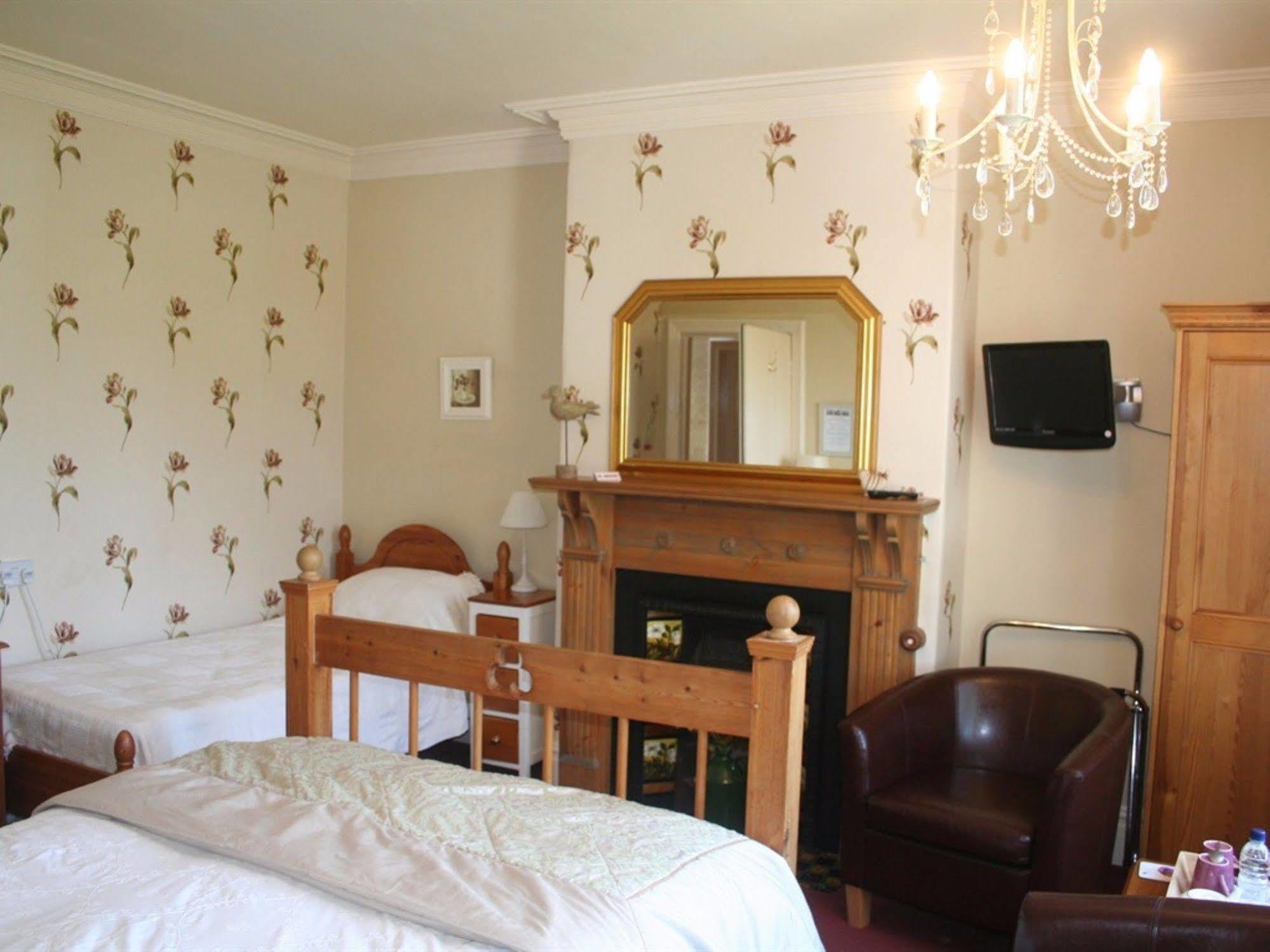 Glan Heulog Hotel Конуи Екстериор снимка